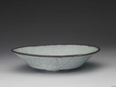 图片[2]-Dish with hibiscus-shaped rim in celadon glaze, Guan ware, Southern Song dynasty, 12th-13th century-China Archive